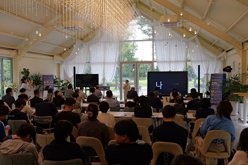 완주 AI Growth Summit 1차 포럼을 진행하는 조연심 대표